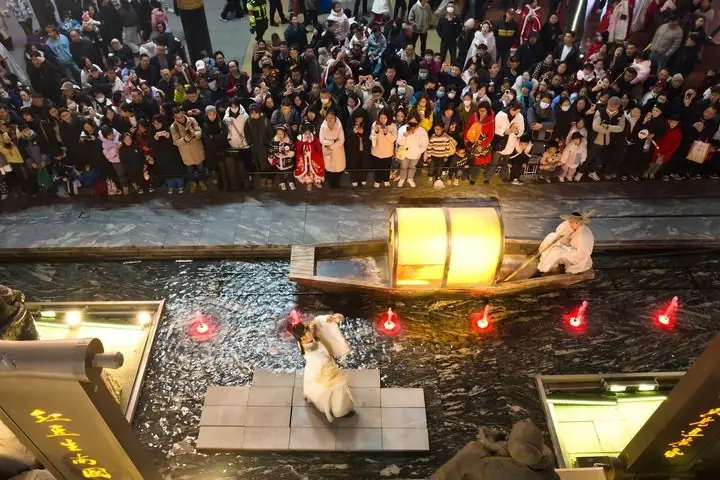 游客在西安大唐不夜城街区观看以诗人李白为原型创作的情景剧（2025年1月22日摄）。新华社记者邵瑞摄