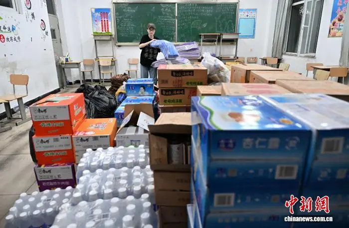 7月13日,河北省承德市宽城满族自治县职业技术教育中心安置点堆放着救援物资。 中新社 记者 翟羽佳 摄