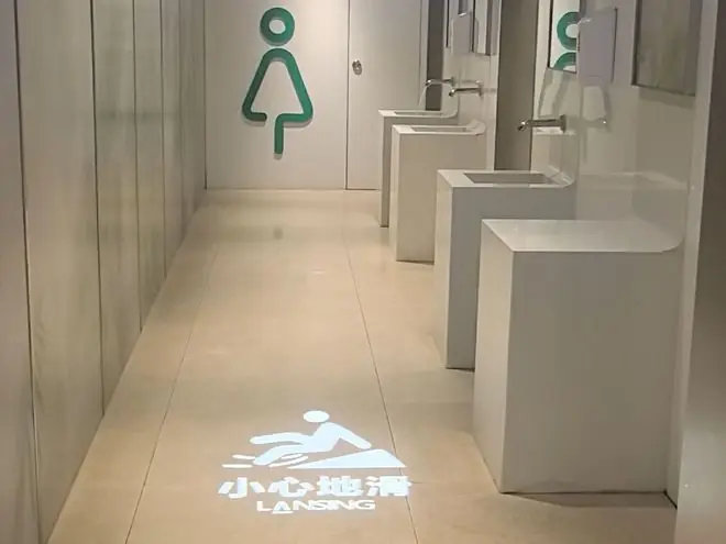 公厕设有防滑标识