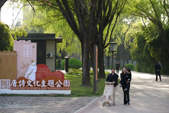 游人在位于西安曲江新区的唐诗文化主题公园散步（2026年3月24日摄）。新华社记者邵瑞摄