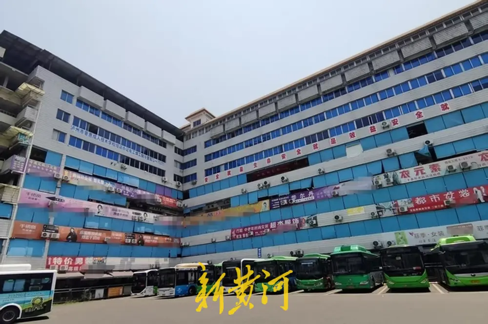 7月8日中午的公交商城,仍是密密麻麻的服装档口。新黄河记者赵桂凯摄